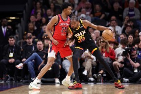 开云官网-杜兰特重返赛场，险胜首场状态出色，DWG观众沸腾！赢得满堂喝彩(杜兰特国际比赛表现)