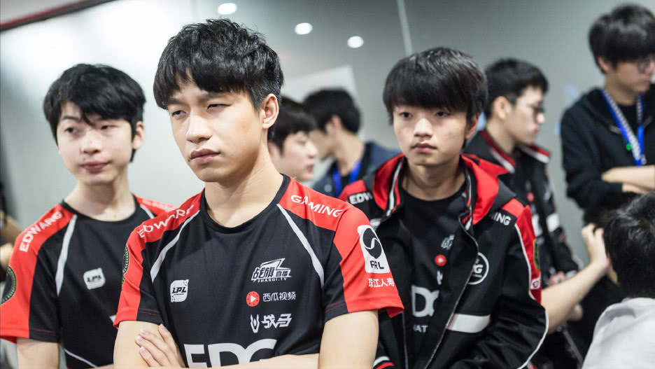 关于清晨法兰克福调整名单以备法国杯TheShy爆冷击败巴塞罗那，媒体一致点评：加时末段上海海港门线救险的信息